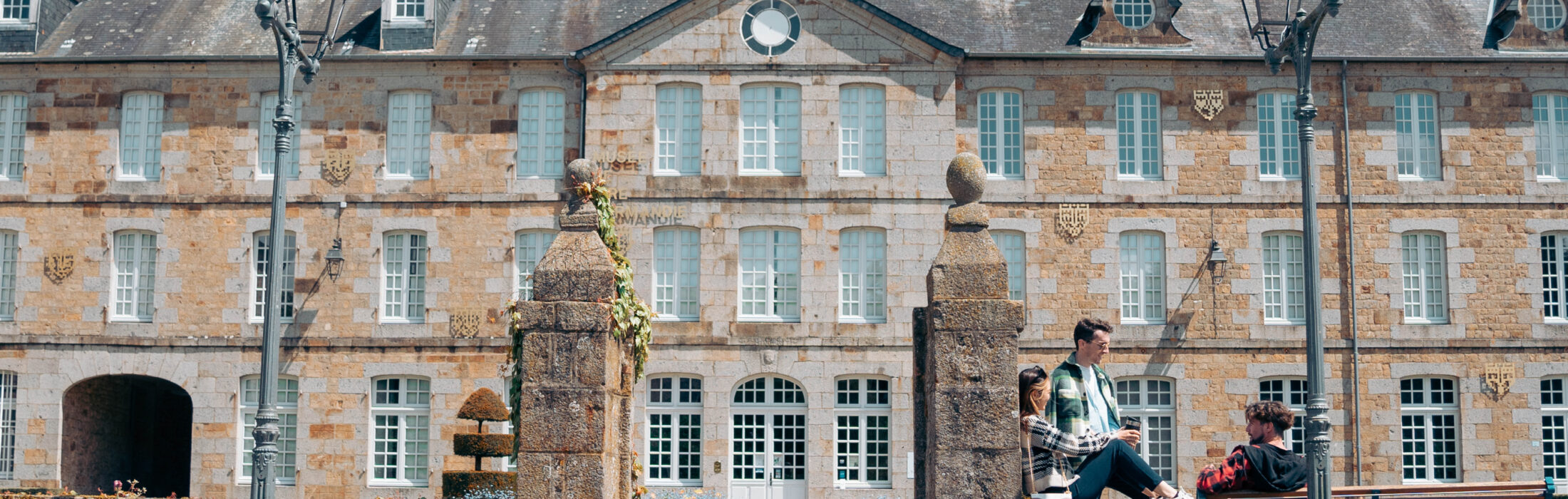 « Sois belle. […] On a visité la nouvelle expo du Musée de Vire Normandie 👗