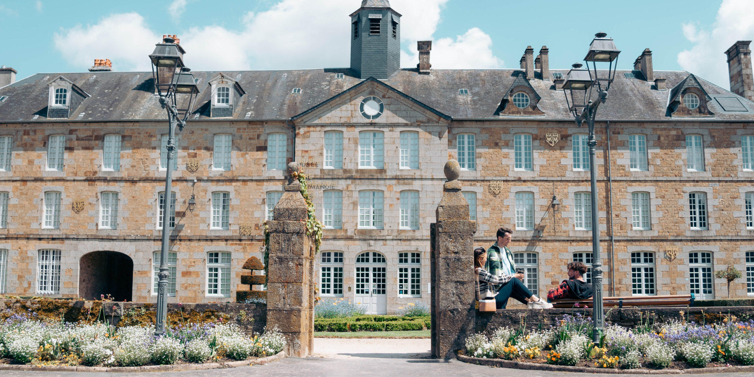 « Sois belle. […] On a visité la nouvelle expo du Musée de Vire Normandie 👗