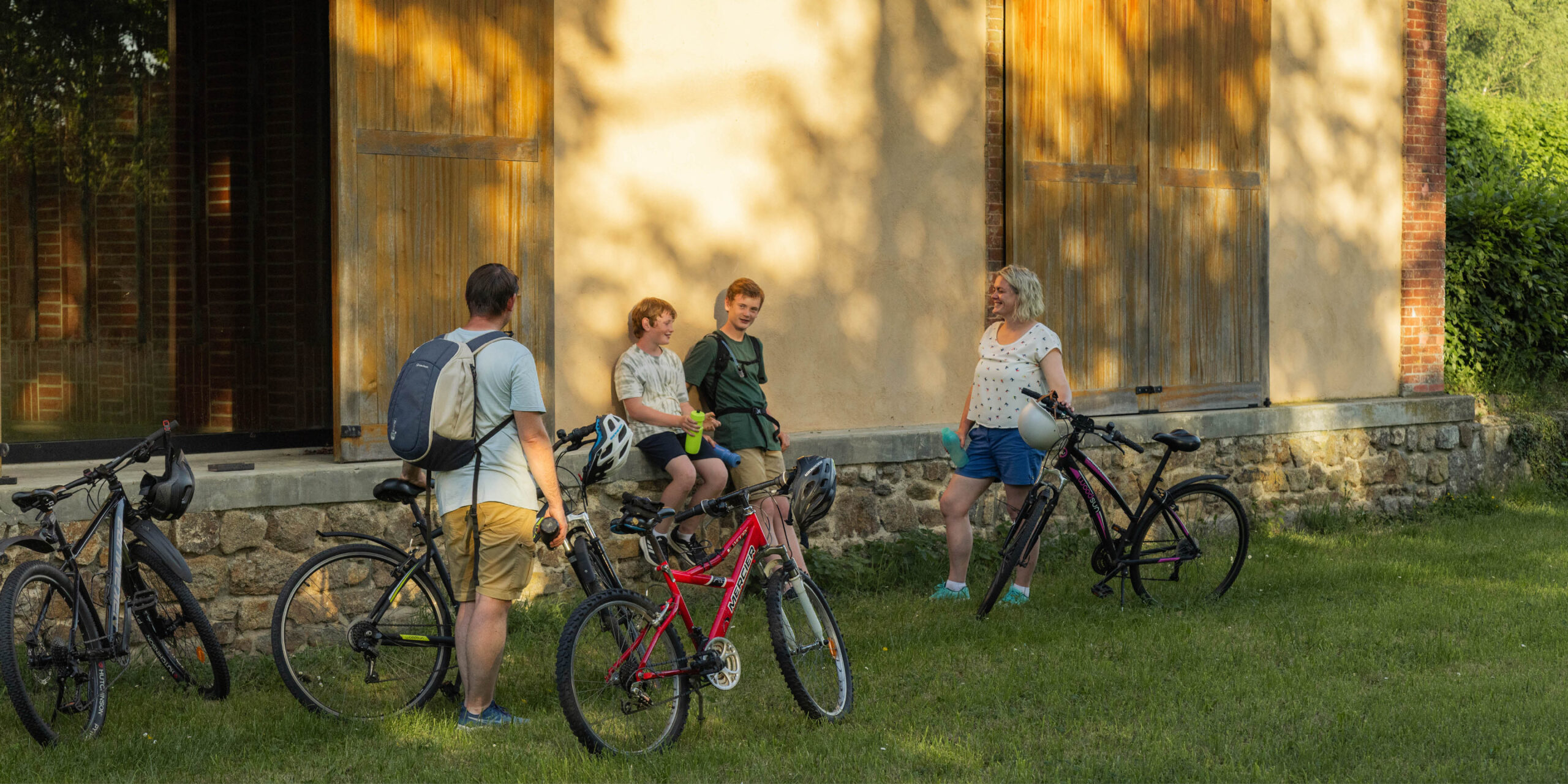 Découvrir le bocage autrement : en train, à vélo ou à pied 🚴